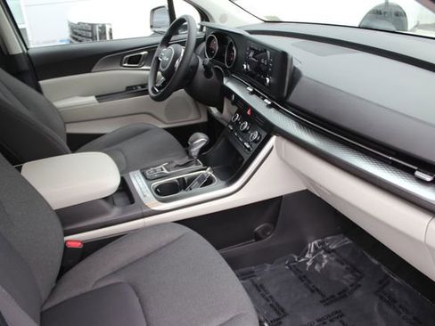 Used 2024 Kia Carnival LX FWD image 32