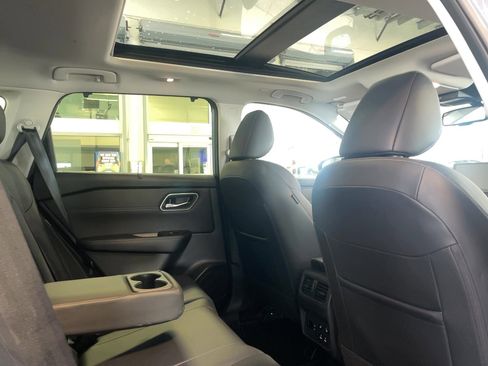 Used 2024 Nissan Rogue Platinum w/ Platinum Premium Package image 6