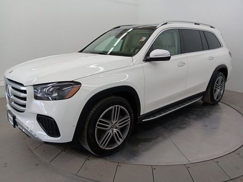 Used 2025 Mercedes-Benz GLS 450 4MATIC image 3