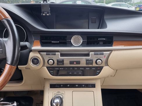 Used 2014 Lexus ES 300h w/ Luxury Package w/Bamboo Trim FWD image 17