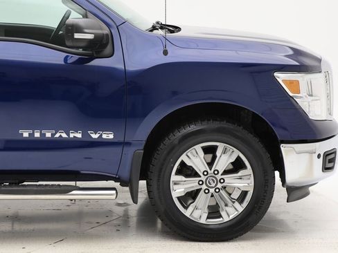 Used 2018 Nissan Titan SV w/ SV Convenience Package image 4