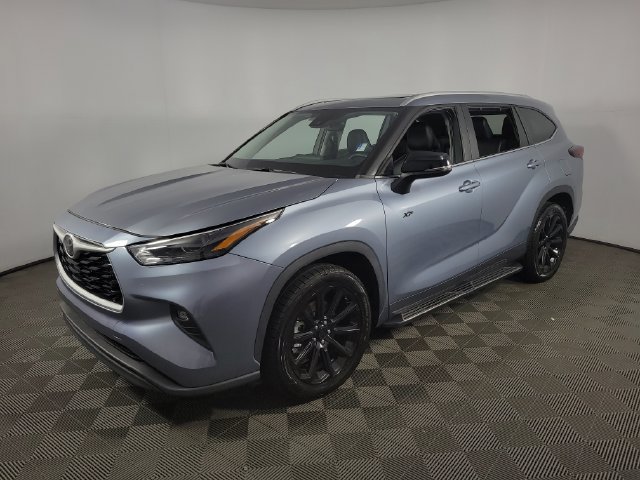 Used 2024 Toyota Highlander XLE FWD image 3
