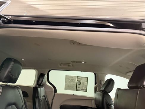 Used 2024 Chrysler Pacifica Touring-L FWD image 18