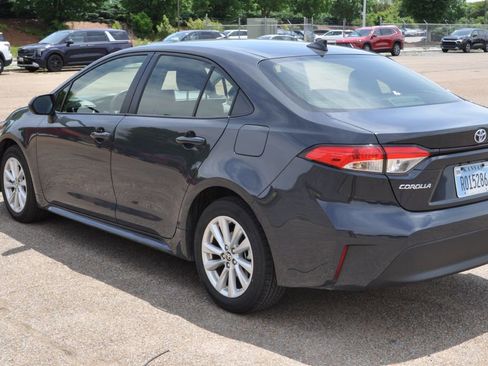 Used 2025 Toyota Corolla LE w/ LE Premium Package FWD image 4