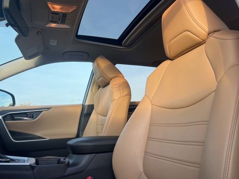 Used 2021 Toyota RAV4 Limited image 12