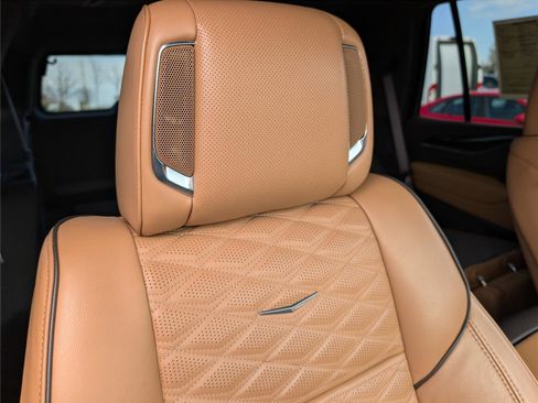 Used 2022 Cadillac Escalade Premium Luxury AWD/4WD image 12