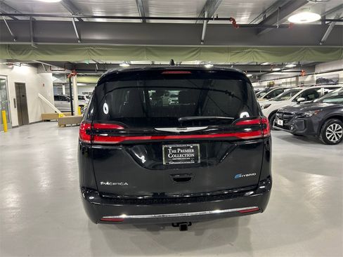 Used 2022 Chrysler Pacifica Touring-L image 3