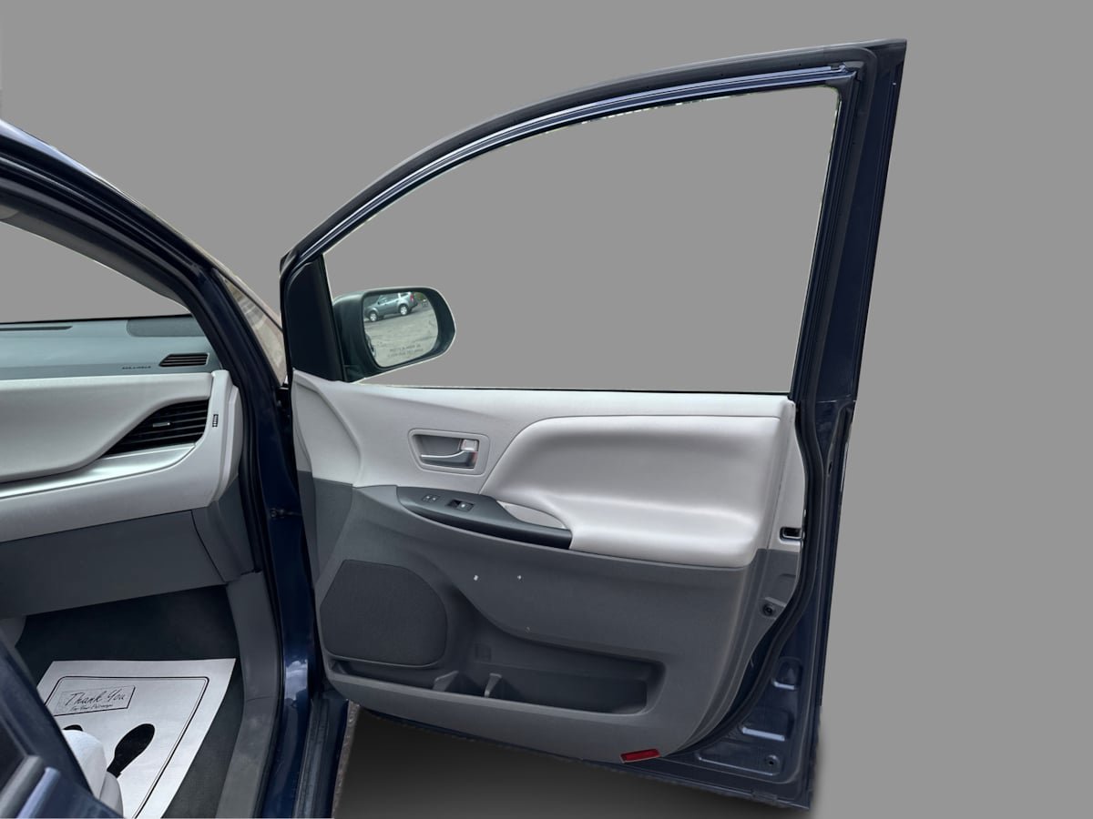 Used 2020 Toyota Sienna LE w/ LE Preferred Package FWD image 24