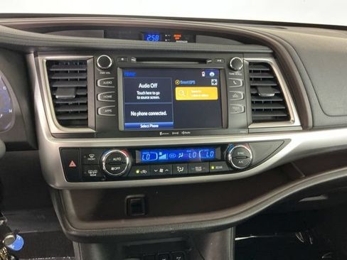 Used 2017 Toyota Highlander Plus AWD/4WD image 18