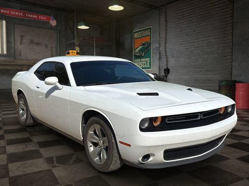 Used 2019 Dodge Challenger SXT RWD image 2
