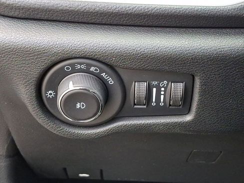 Used 2024 Chrysler Pacifica Select image 26