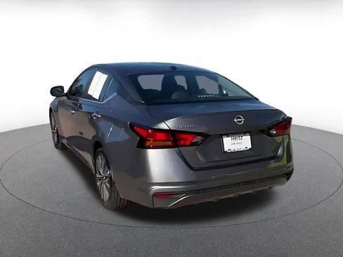 Used 2025 Nissan Altima 2.5 SV image 8