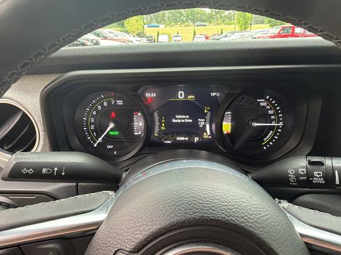 Used 2025 Jeep Wrangler Unlimited Sahara AWD/4WD image 29