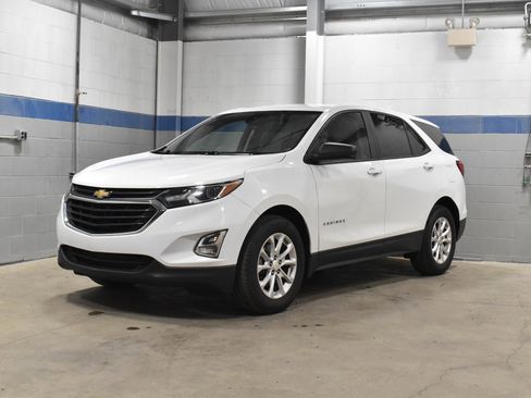 Used 2020 Chevrolet Equinox LS w/ LS Convenience Package FWD image 2