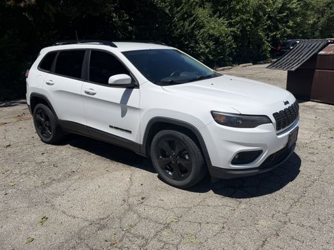 Used 2019 Jeep Cherokee Latitude Plus FWD image 2