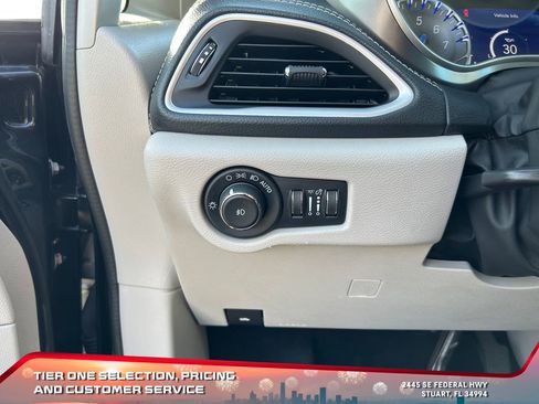 Used 2023 Chrysler Pacifica Touring-L image 26