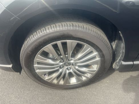 Certified 2024 Toyota Venza XLE image 6