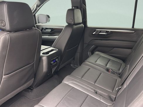 Used 2025 Chevrolet Suburban Z71 AWD/4WD image 9