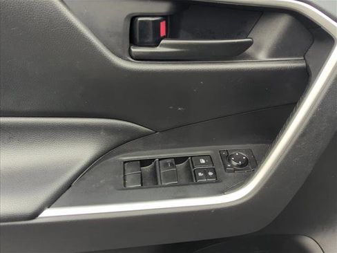 Used 2021 Toyota RAV4 LE image 11