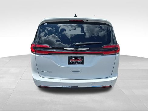 Used 2023 Chrysler Pacifica Touring-L FWD image 4