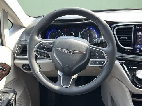 Used 2024 Chrysler Pacifica Limited FWD image 16