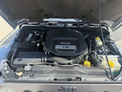 Used 2014 Jeep Wrangler Unlimited Sahara AWD/4WD image 32