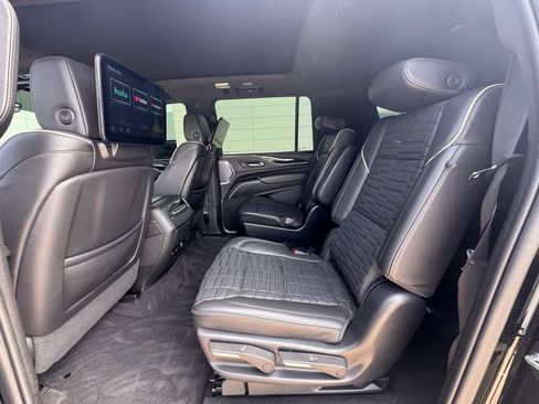 Used 2023 Cadillac Escalade ESV V AWD/4WD image 17