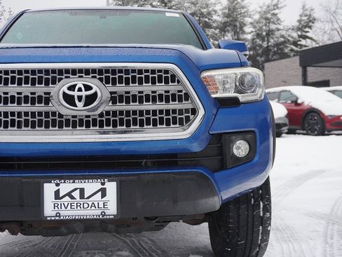 Used 2017 Toyota Tacoma TRD Off-Road image 11