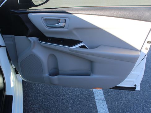 Used 2017 Toyota Camry SE w/ Moonroof Package image 50