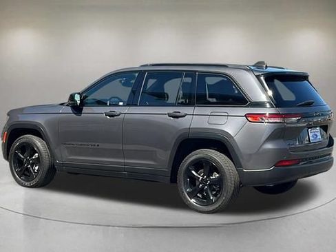 Used 2023 Jeep Grand Cherokee Altitude AWD/4WD image 4
