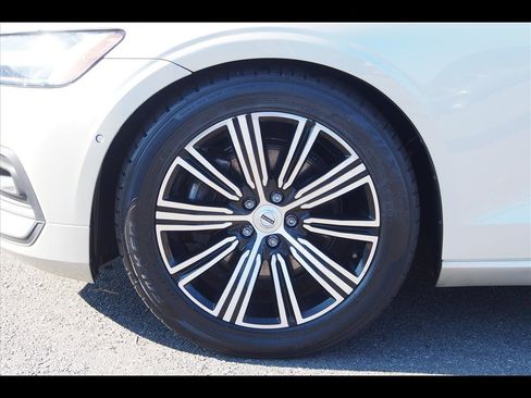 Used 2022 Volvo S60 B5 Inscription w/ Advanced Package image 9