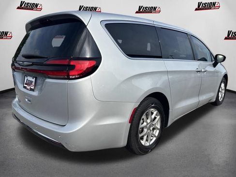 Used 2024 Chrysler Pacifica Touring-L FWD image 5