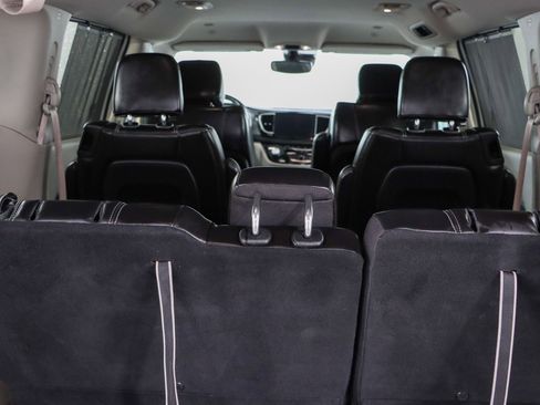 Used 2023 Chrysler Pacifica Touring-L FWD image 30