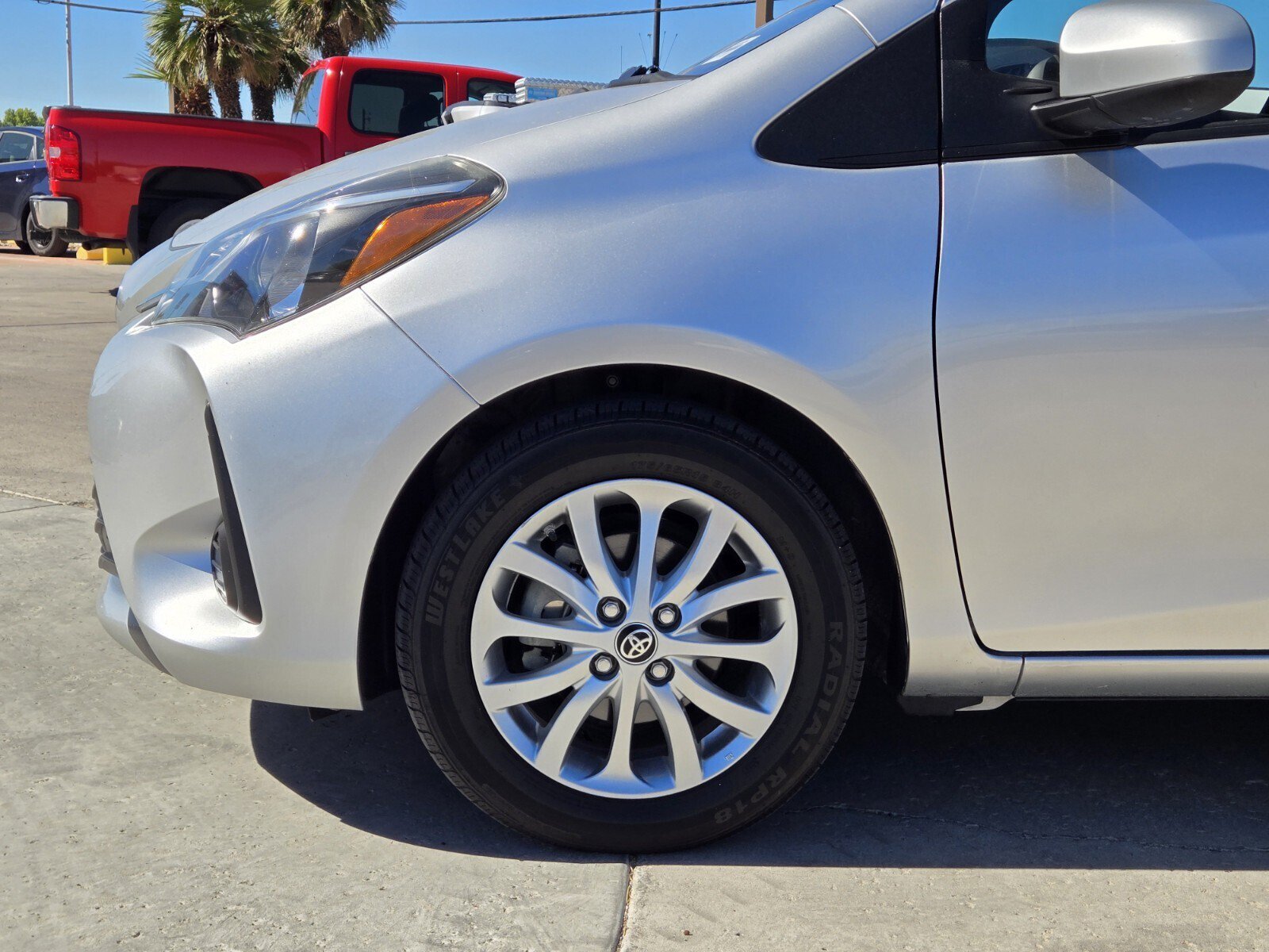 Used 2018 Toyota Yaris LE w/ Carpet Mat Package FWD image 5