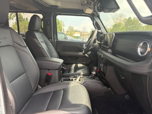 Used 2024 Jeep Wrangler Unlimited Sahara w/ Technology Group AWD/4WD image 31