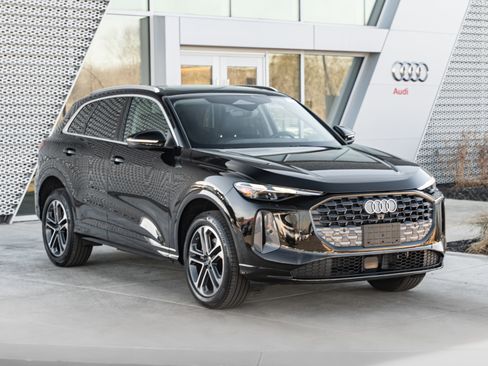 Certified 2025 Audi Q5 Premium w/ Convenience Package image 2