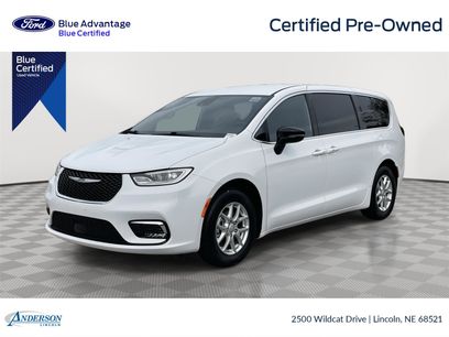 Used 2025 Chrysler Pacifica Select