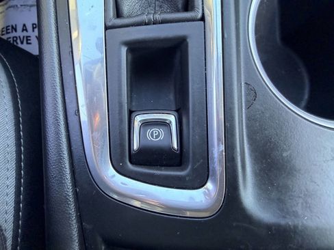 Used 2018 Chevrolet Equinox LT image 23