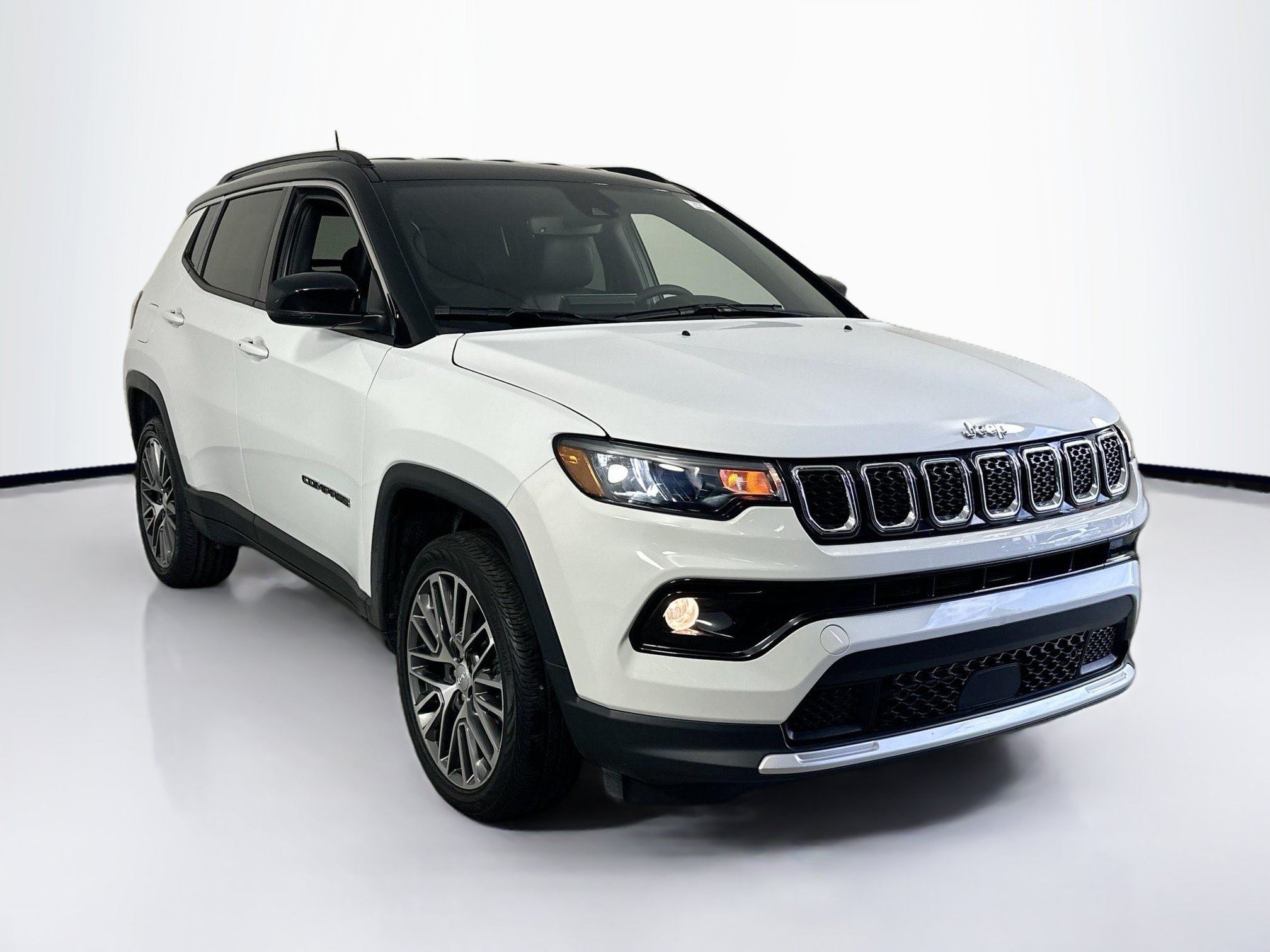 Used 2023 Jeep Compass Limited w/ Elite Group AWD/4WD image 3