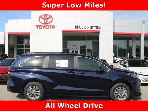 Used 2025 Toyota Sienna LE image 1