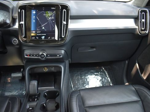 Used 2022 Volvo XC40 T5 Momentum w/ Premium Package image 16