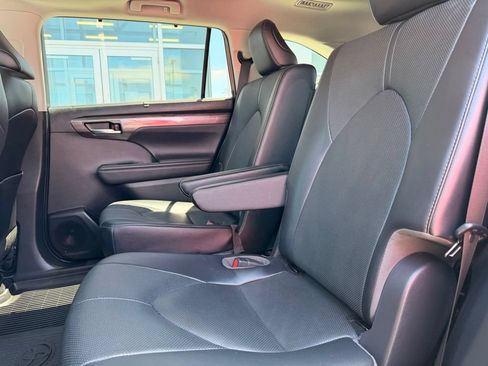 Used 2022 Toyota Highlander Limited AWD/4WD image 4