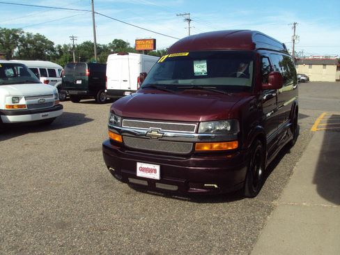 Used 2017 Chevrolet Express 2500 RWD image 4