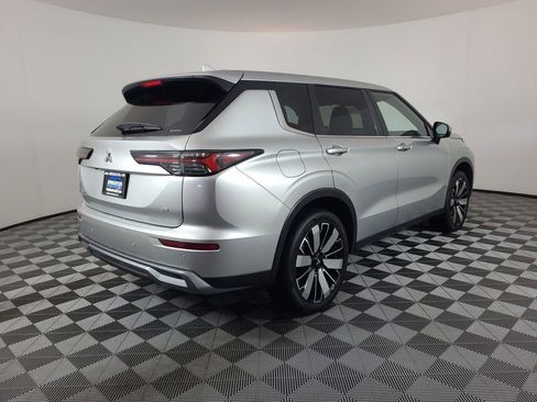 Used 2025 Mitsubishi Outlander AWD image 3