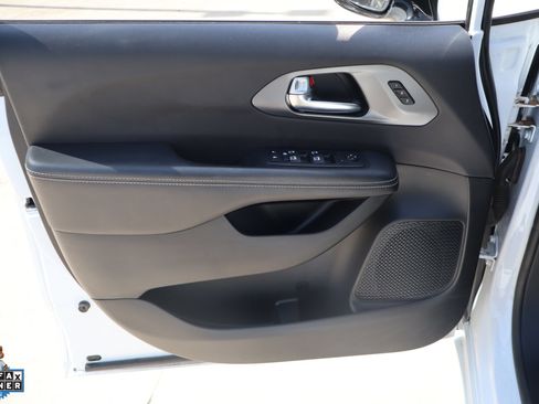 Used 2025 Chrysler Pacifica Select FWD image 12