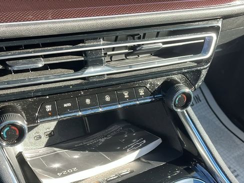 Used 2024 Chevrolet Traverse Z71 image 17