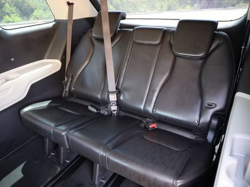 Used 2023 Kia Carnival LX FWD image 13