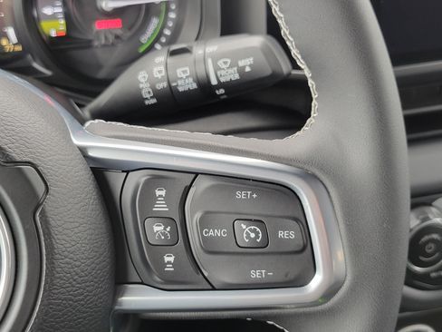 Used 2025 Jeep Wrangler Unlimited Sahara w/ Safety Group AWD/4WD image 12