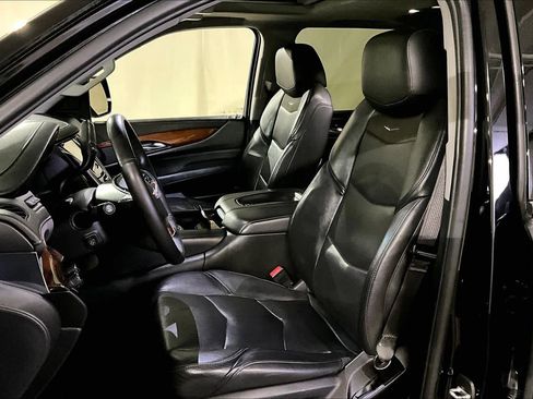 Used 2019 Cadillac Escalade Luxury AWD/4WD image 9