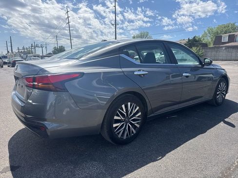 Used 2025 Nissan Altima 2.5 SV image 2